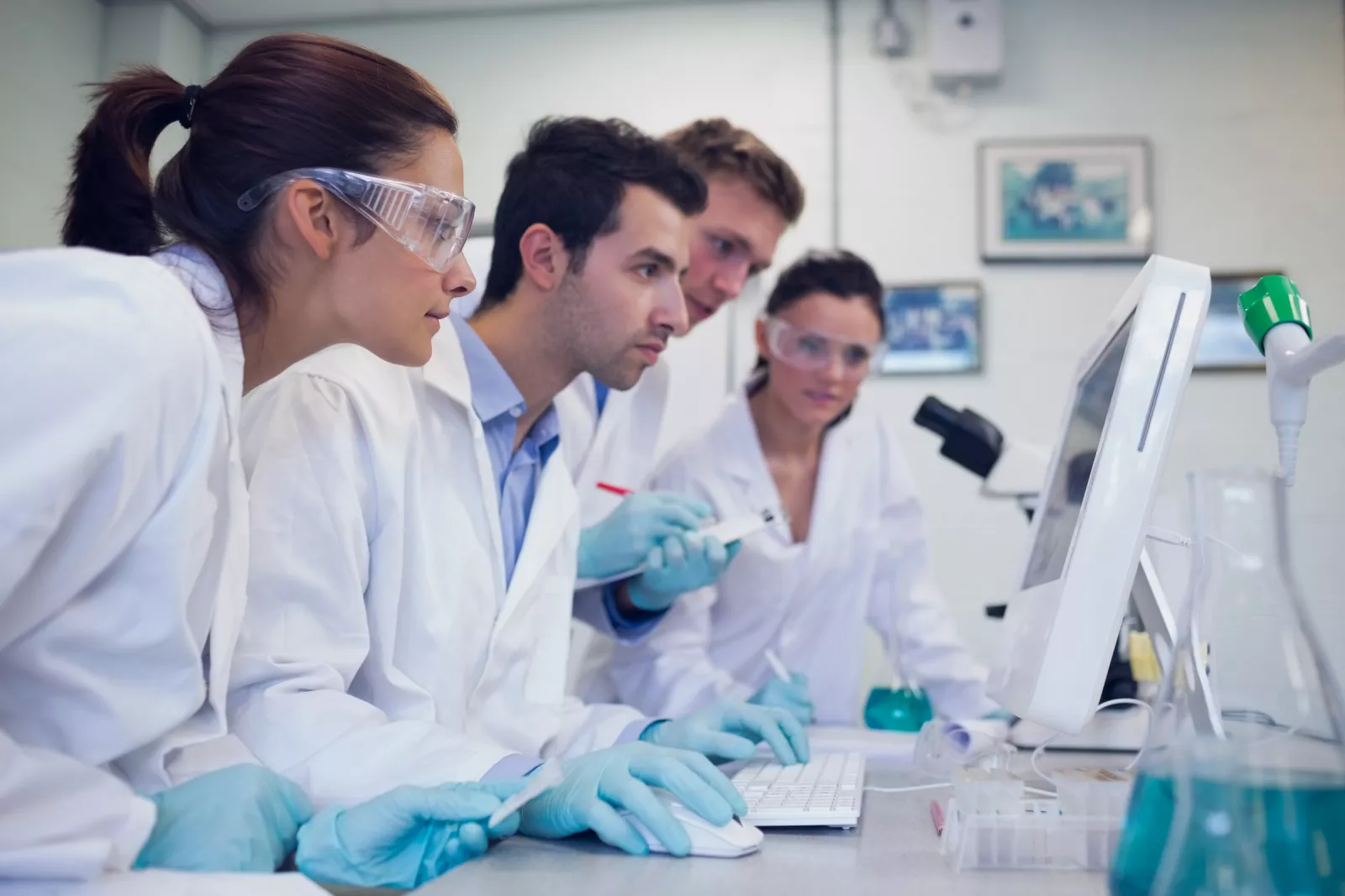 Research opportunities in Emilia Romagna - image of scientists in a lab