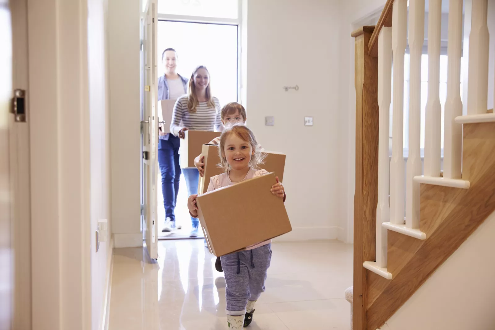 Moving to Italy with children - image of a family with moving boxes