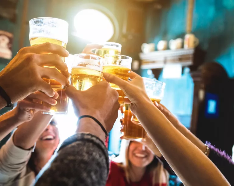 Meeting new people and making friends in Emilia Romagna - image of clinking glasses